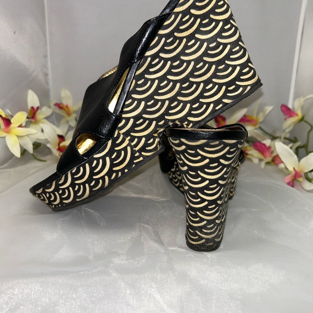 Beautiful Skechers slip on wedges.